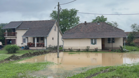 SMIRUJE SE Vanredno u 56 gradova i opština, otklanjaju se posledice poplava: Reke se povlače u korita, ali su mnogi ostali bez ičega