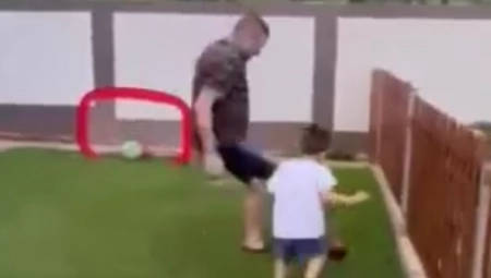 "TATA, TI SI DE BRUJNE" Baja Mali Knindža u šestoj deceniji igra fudbal sa sinom (VIDEO)