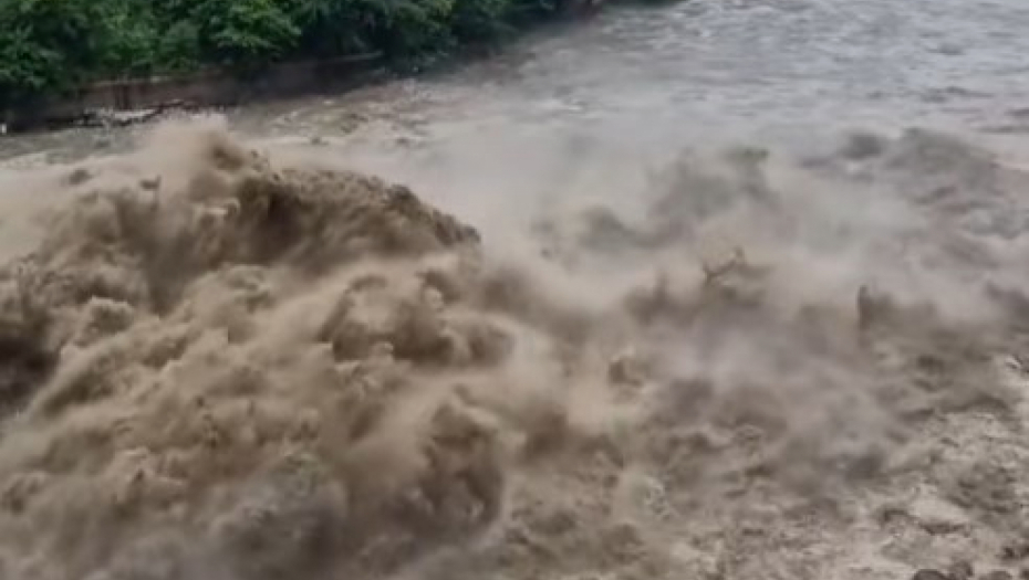 HILJADE TONA VODE IZLETI ZA SEKUND Dramatični prizori kod Čačka nakon nevremena koje je pogodilo Srbiju (VIDEO)