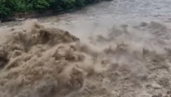 HILJADE TONA VODE IZLETI ZA SEKUND Dramatični prizori kod Čačka nakon nevremena koje je pogodilo Srbiju (VIDEO)
