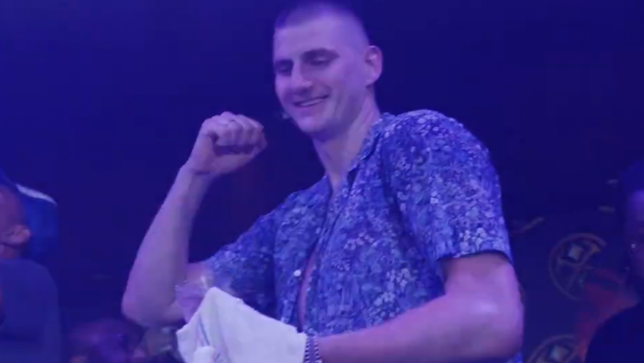 LUDI LETNJI PLES, ALKOHOL I OTKOPČANA KOŠULJA Nikola Jokić slavio sa saigračima u "gradu greha" (VIDEO)