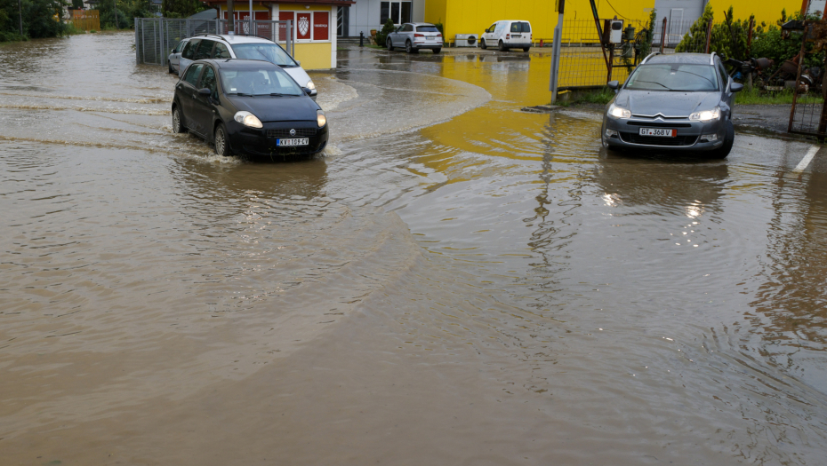 VOZAČI, OPREZ! Veliki nanos zemlje i kamena na putevima gde su se izlile reke