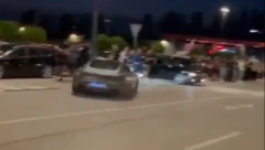 UZNEMIRUJUĆI SNIMAK SAOBRAĆAJNE NESREĆE U ZAGREBU Mercedesom pokosio ljude na parkingu! LJUDI GLEDALI KAKO DRUGI LETE U VAZDUH