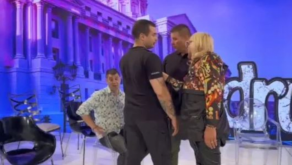 BUKTI RAT ANE, ZORICE I IVANA MARINKOVIĆA! Strasti se ne smiruju, na reklamama ih obezbeđenje razdvajalo!