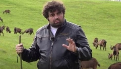 BIO JE ZVEZDA NAŠE NAJPOPULARNIJE SERIJE, A SADA SE POSVETIO IMANJU SA 1.800 KOZA! Naš glumac se odlučio za život na selu, a evo šta mu žena kaže!