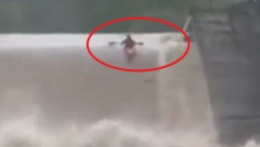 JEZIV SNIMAK IZ ARILJA: Čovek se kajakom spušta niz reku koju je napravila kiša, bujica ga nosi