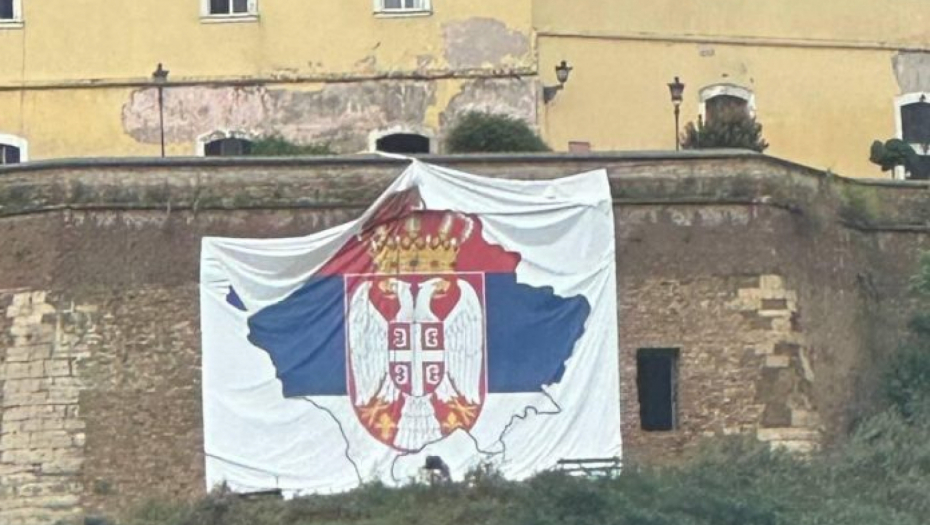 Deo Novosađana pokušava da oskrnavi zastavu na kojoj se nalazi grb Republike Srbije i mapa Kosova i Metohije