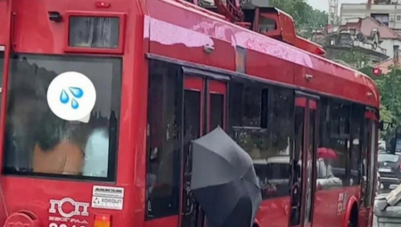 MUŠKARAC SPOPADAO DEVOJKU U TROLEJBUSU! Ogradio je rukama, pa se stiskao uz nju, a onda se pojavio ON!