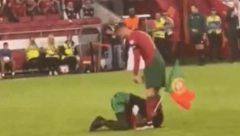 KAKAV ŠOK Upao na teren da poljubi kopačke Kristijana Ronalda