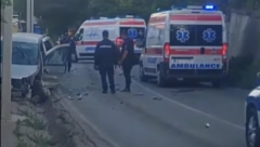 TEŠKA NESREĆA U SREMSKOJ KAMENICI Automobili isprevrtani, više vozila Hitne pomoći prevozi povređene (VIDEO)