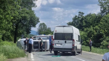 TEŽAK UDES NA MAGISTRALI SMRTI KOD ČAČKA Od siline udara auto se prevrnuo na bok, ljudi spasavaju povređene (FOTO)