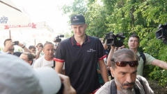 HRVATI STIGLI U SOMBOR Fanovi iz Osijeka došli biciklom samo da bi videli Jokića (VIDEO)