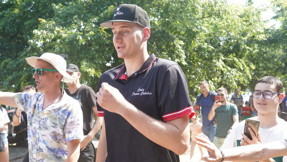 JOKIĆ NIJE ŽELEO DA SEDNE U PRVI RED Nikola ponovo pokazao koliko je skroman (VIDEO)