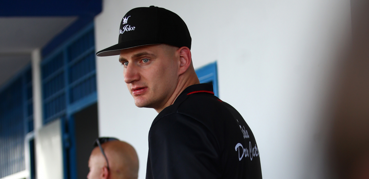 JOKIĆ ZAIGRAO BASKET ISPRED ZGRADE Nikola našao ekipu u rodnom Somboru (FOTO)