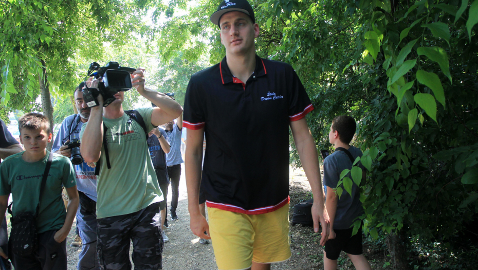 HIT SNIMAK ZAPALIO MREŽE Nikola Jokić ušao u supermarket da kupi pivo, a ono što mu je prodavačica rekla je nasmejalo Srbiju (VIDEO)