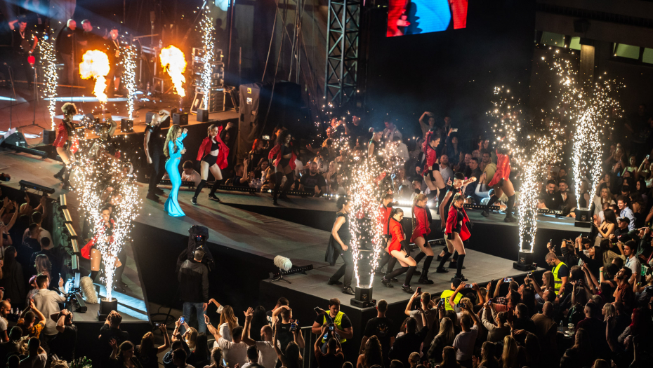 SPEKTAKL SAMO ŠTO NIJE POČEO! Alo! sija na koncertu Tee Teirović, prepun Taš! (FOTO)