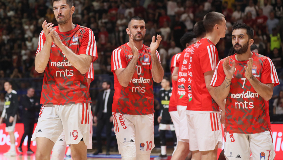 PAKLEN DOČEK Evo kako je izgledao izlazak igrača Zvezde na teren, poletelo i nekoliko predmeta na teren (VIDEO)