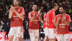 PAKLEN DOČEK Evo kako je izgledao izlazak igrača Zvezde na teren, poletelo i nekoliko predmeta na teren (VIDEO)