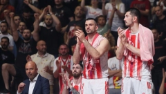 HAOS PRED DERBI Navijači Partizana bacali topovske udare na igrače Zvezde (VIDEO)
