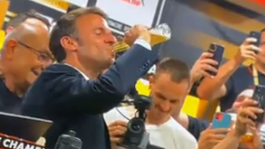 ONO KAD SE PREDSEDNIK MALO OPUSTI Makron slavio titulu uz pivo, u svlačionici nastao totalni haos kada se on pojavio (VIDEO)