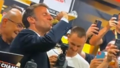 ONO KAD SE PREDSEDNIK MALO OPUSTI Makron slavio titulu uz pivo, u svlačionici nastao totalni haos kada se on pojavio (VIDEO)