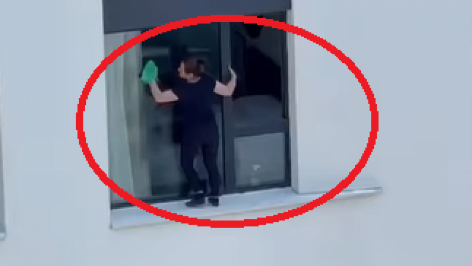 UZNEMIRUJUĆI VIDEO:  Žena se popela na sims nebodera u Beogradu, šeta po ivici 11. sprata