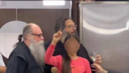 PODIGNUTA TRI PRSTA I "OJ KOSOVO KOSOVO" Devojčica oduševila pesmom u manastiru Crna Reka (VIDEO)