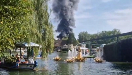 SRPSKA PORODICA SE SPASLA IZ POŽARA U NEMAČKOJ Evakuisano 25.000 ljudi iz zabavnog parka, na licu mesta 50 vozila Hitne pomoći