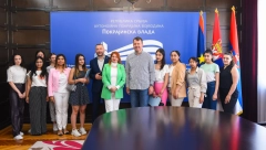 Mirović dodelio ugovore o jednokratnoj novčanoj pomoći studentima romske nacionalne manjine (FOTO)