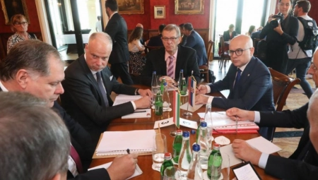 MILOŠ VUČEVIĆ SASTAO SE SA MINISTROM ODBRANE MAĐARSKE Međusobna saradnja od izuzetnog značaja za mir i stabilnost