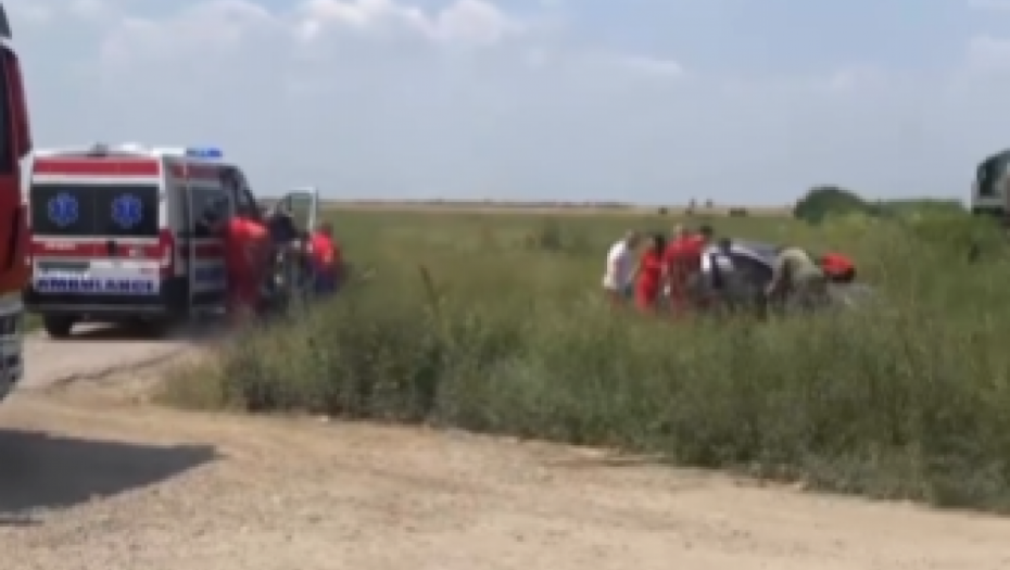 STRAVIČAN SUDAR NA PRUZI U PANČEVU: Voz otkinuo motor automobila - JEZIVE fotografije smrskanih kola (FOTO)