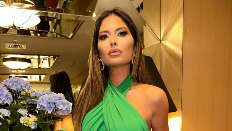 SKINULA SE VODITELJKA PINKA! Brutalni kadrovi u bazenu, bujne grudi u prvom planu, a tek kad vidite struk i noge!