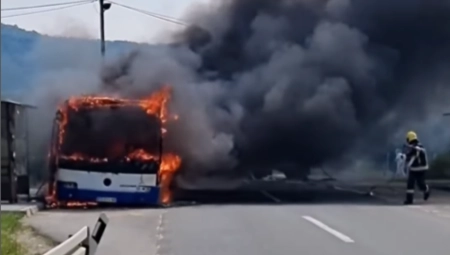 SNIMAK POŽARA U AUTOBUSU KOD KRUŠEVCA Vozač heroj jednim pozivom rešio sve (VIDEO)