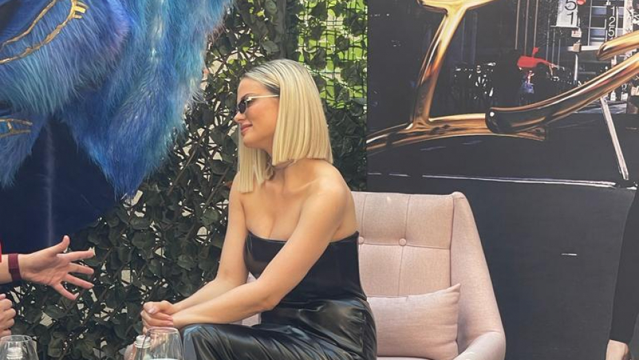 ZA SAMO 24 SATA PRODATO 5.000 KARATA! Milica Pavlović u kožnoj kombinaciji koja ističe njenu figuru oduševila sve, a onda progovorila o novom albumu!