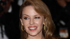 ONA JE KRALJICA SVIH DŽEPNIH VENERA Kajli Minog zablistala u crvenom, od glave do pete