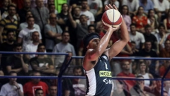 URNEBESNA SCENA NA KRAJU MEČA Mitrović "asistirao" Ledeju za zakucavanje (VIDEO)