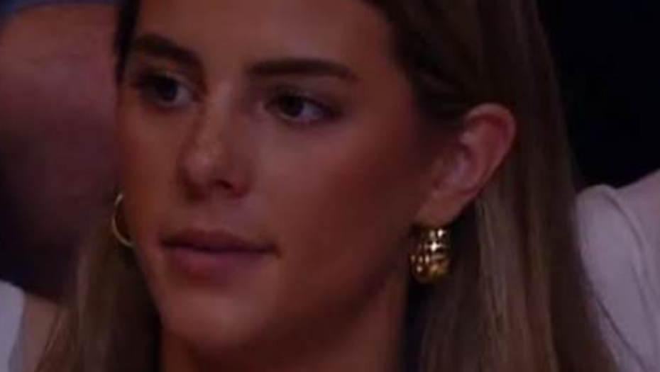 CEO "PIONIR" GLEDA U NJU Atraktivna odbojkašica došla da podrži Zvezdinog košarkaša