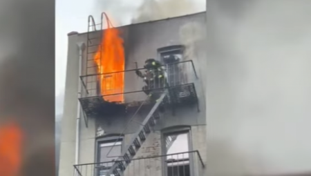 ČOVEK JE VRIŠTAO: UPOMOĆ, POMOZITE, POMOZITE! Dramatično spasavanje nagog muškarca iz požara! (VIDEO)