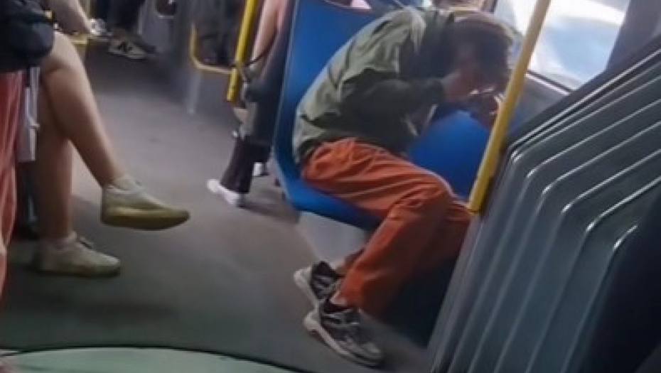 STRAVIČAN PRIZOR IZ GRADSKOG PREVOZA Da li je moguće da čovek ovo radi u punom busu, svi su u neverici