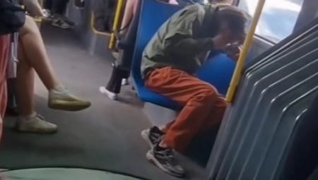 STRAVIČAN PRIZOR IZ GRADSKOG PREVOZA Da li je moguće da čovek ovo radi u punom busu, svi su u neverici