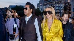 BIJONSE NASTAVLJA SVOJ LETNJI MODNI MARATON Njen neobični top sa resama je oduševio pratioce