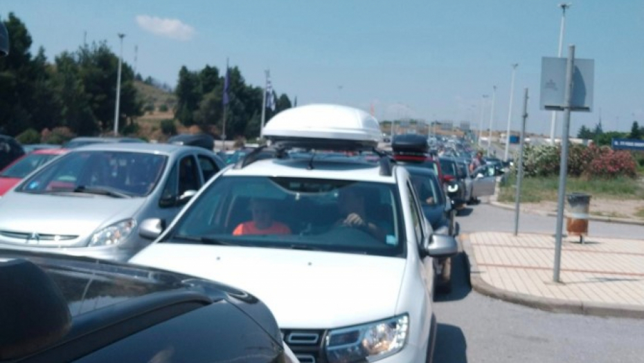 NEPREGLEDNA KOLONA NA GRANICI Ko ide u Grčku na more ili se vraća u Srbiju, neka ne ide ovim putem, stravične su gužve