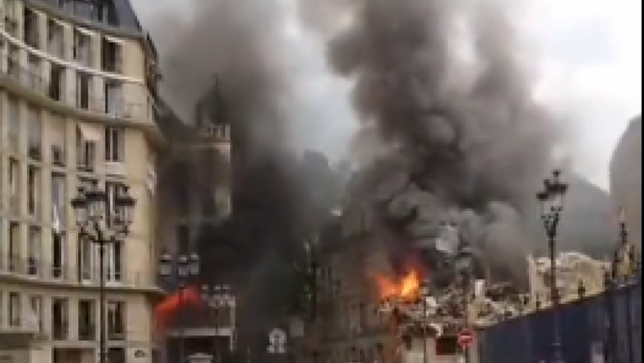 VATRENA STIHIJA GUTA ZGRADE U PARIZU! Sablasna scena na licu mesta stravične eksplozije (FOTO/VIDEO)