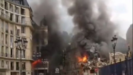 VATRENA STIHIJA GUTA ZGRADE U PARIZU! Sablasna scena na licu mesta stravične eksplozije (FOTO/VIDEO)