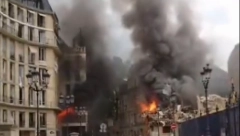 VATRENA STIHIJA GUTA ZGRADE U PARIZU! Sablasna scena na licu mesta stravične eksplozije (FOTO/VIDEO)