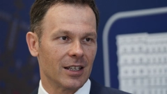 SJAJNE VESTI SAOPŠTIO SINIŠA MALI Novi nvesticioni projekti otvaraju 1.180 radnih mesta