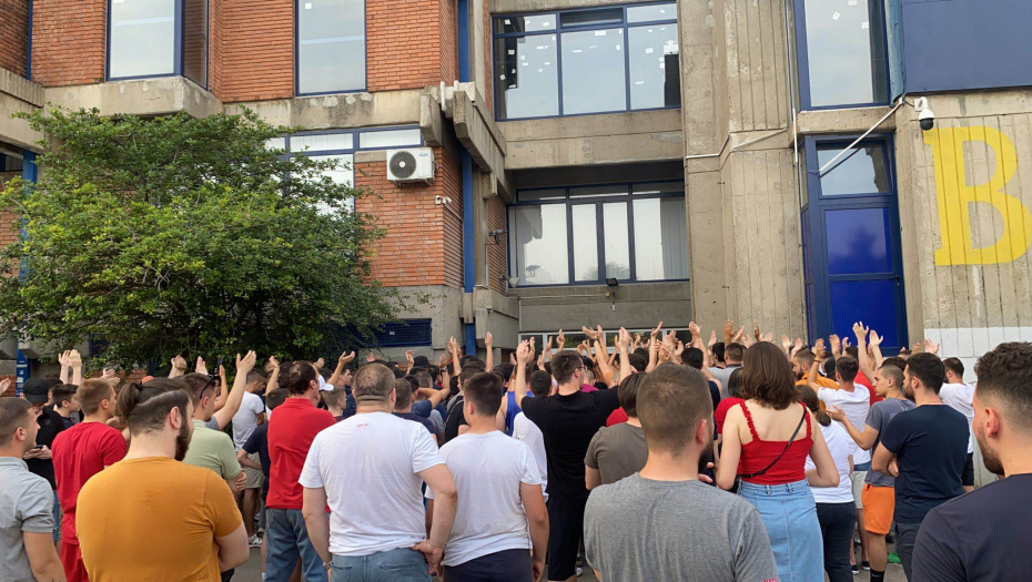 PODRŠKA PRED MEČ ODLUKE "Delije" sačekale igrače Zvezde ispred "Pionira" i uz pesmu ih ispratili na majstoricu (VIDEO)