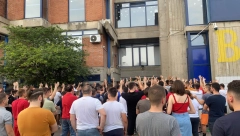 PODRŠKA PRED MEČ ODLUKE "Delije" sačekale igrače Zvezde ispred "Pionira" i uz pesmu ih ispratili na majstoricu (VIDEO)