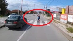 DIVLJAČINA Bahati vozač umalo zgazio dvoje dece u Čačku, snimljen trenutak kada su dečak i devojčica za dlaku izbegli smrt