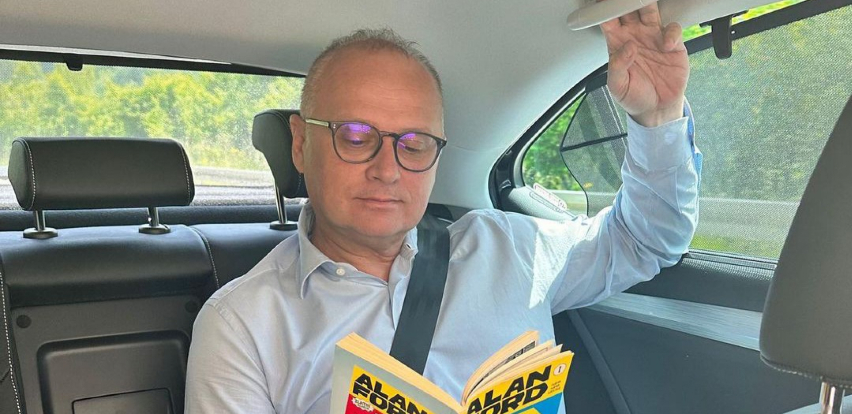 EVO ŠTA ČITA NA SVAKOM PUTOVANJU! Ministar Vesić objavom iznenadio pratioce